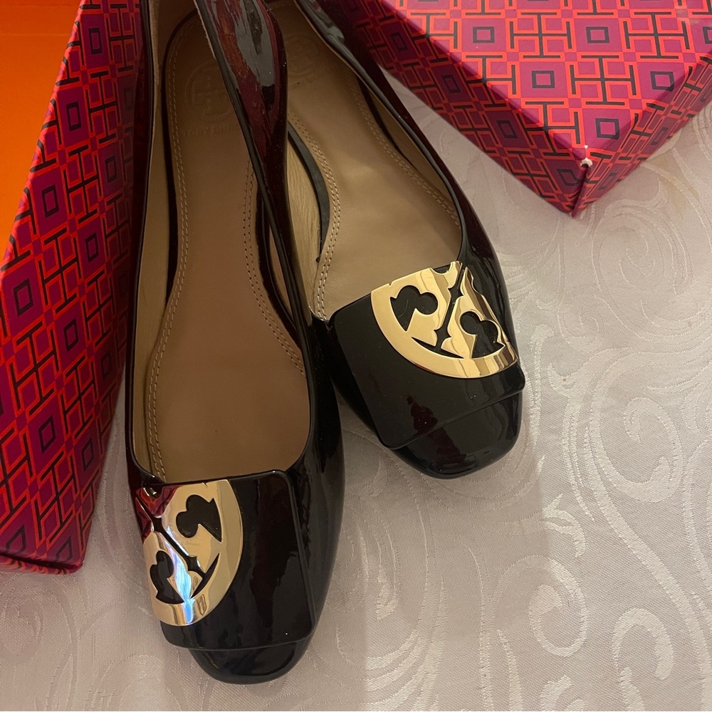 Tory Burch black polished flat shoe. Size 7. Fits narrow feet. Rarely used.